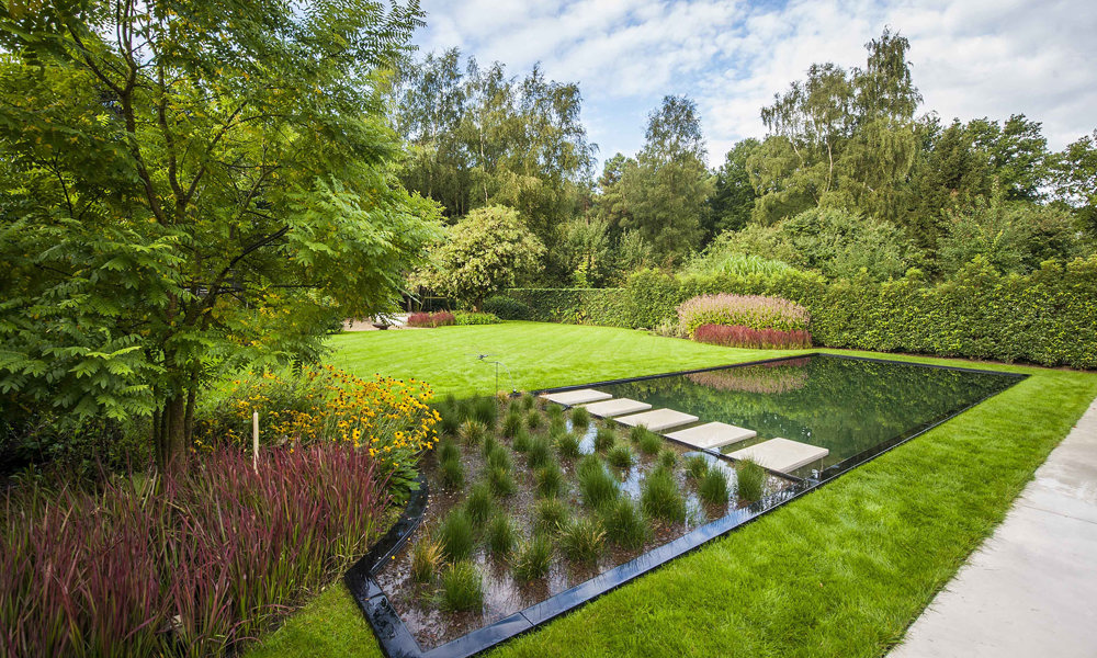 Zwemvijver met stapstenen en volwassen tuin